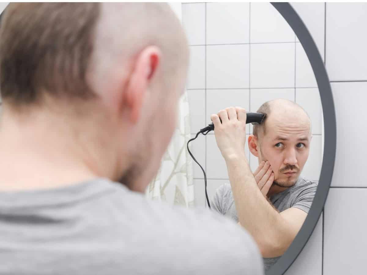 a man with hair loss problem cutting hair himself 2026 03 09 08 14 20 utc 1920x1280
