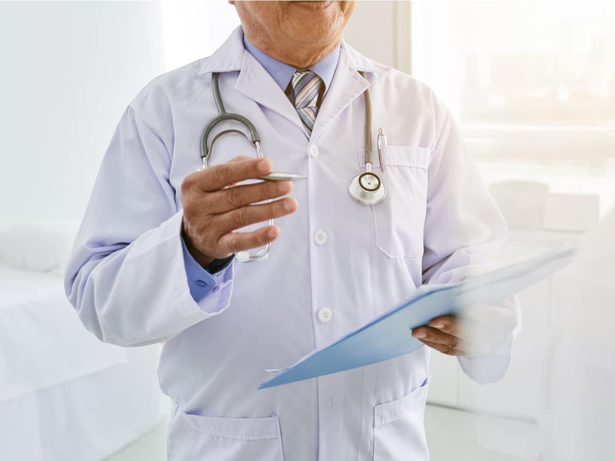doctor holding clipboard and pen in examination ro 2026 03 18 05 16 05 utc