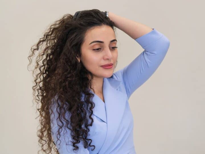 woman with curly hair posing in studio 2026 03 19 03 10 46 utc (1)